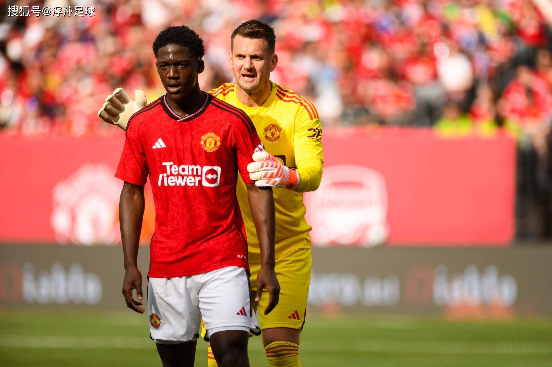 曼联训练开放日，集结日调整名单引欢呼，欧冠在即，临场指挥获称赞的简单介绍